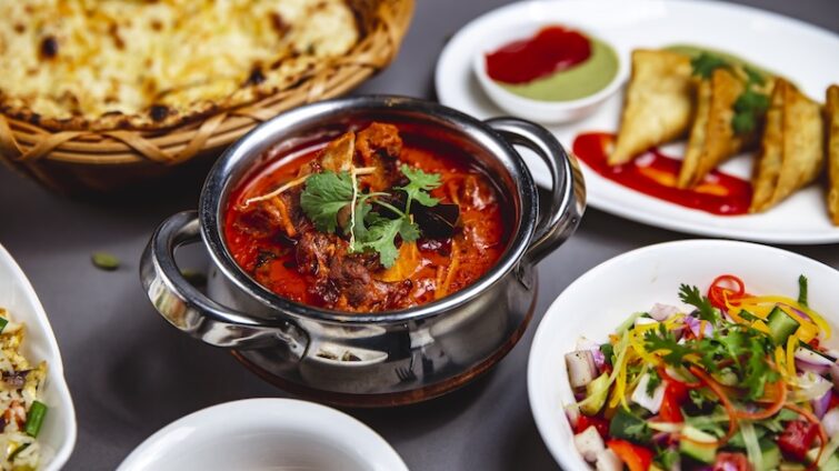 Indisk gryta, grönsaker och naan
