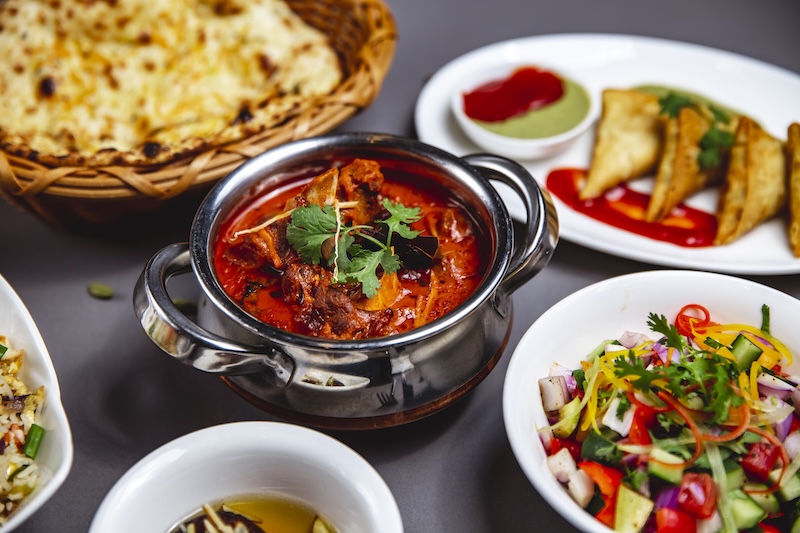 Indisk gryta, grönsaker och naan