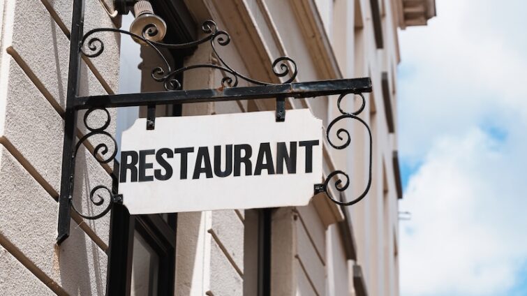 Fasadskylt med texten Restaurant