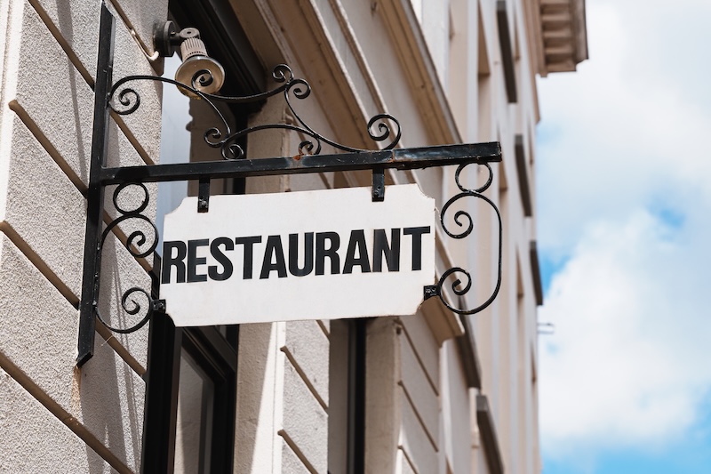 Fasadskylt med texten Restaurant